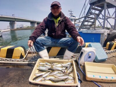 <p>白田様 沖の北 先端内向き 足元サビキで中アジ！釣れるもののペースが上がらずずっと拾い釣りのようです。</p>