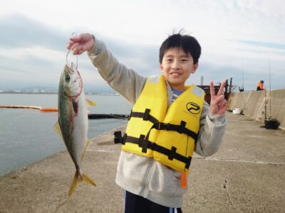 <p>あきひろ君 沖の北 ジャックアイ・マキマキ岸一ピンクでハマチ！3ヒット2キャッチ！初青物おめでとうございます！お父さんは1匹。</p>