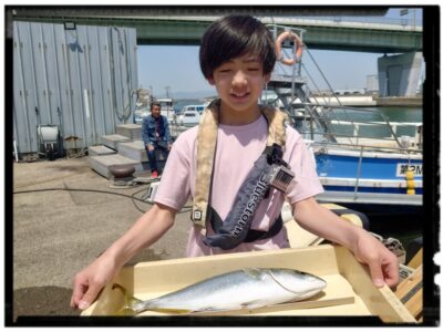 <p>こないだブリ釣ってた晃人君 沖の北 ショアジギでブリ！</p>