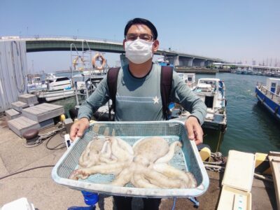 <p>八尾様 沖の北 タコエギで大ダコ1.77kg！！！大ダコ認定ステッカーゲット🐙</p>