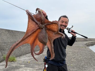 <p>旧一文字カーブ タコエギで大ダコ🐙2.15kg！6時頃にヒット！「やったぜぇ〜〜〜！」</p><p>大ダコダービー開催中！渡船券最大8枚ゲットのチャンス！</p>