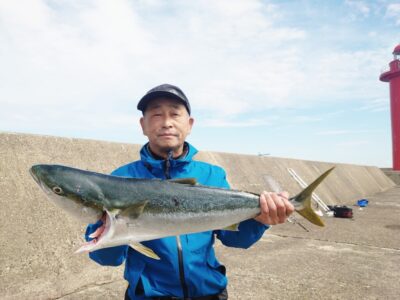 <p>薮内様 旧一文字赤灯内向き 飲ませ釣りでブリ！！！飲ませのアジは沖の北で釣って7時便で赤灯に移動。</p>