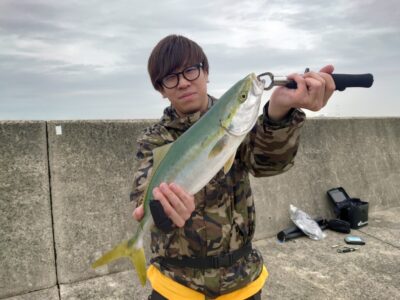 <p>ゆるすけ君 ショアジギでハマチ！「時合い中にパン食べててすいませんでした！」とコメントいただきました。</p>