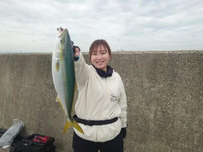 <p>瑞穂様 沖の北 ジャックアイ・フリフリバイブでハマチ！8時15分にヒット！底から巻上げて途中でテンションフォールで釣れたそうです。</p>