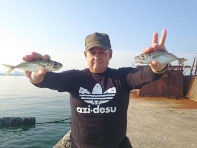 <p>芝様 沖の北オイルフェンス近くの内向き  足元サビキで中アジ20匹くらい♪竿2本出しで孤軍奮闘！今朝はオイルフェンスでのサビキは1人だけ…。6時を過ぎるとかなりペースが落ちますが7時頃までは釣れていました。めちゃくちゃ美味しいので狙う価値ありですよ！</p>