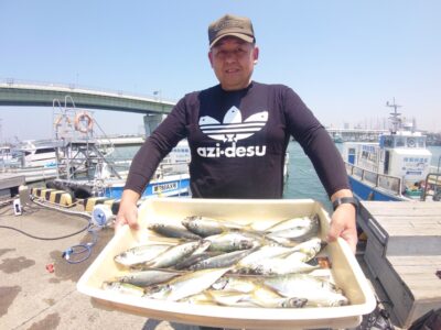 <p>芝様 沖の北 美味しそうな中アジ大漁！Tシャツがいい感じです♪</p>