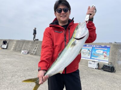 <p>安藤様　沖の北　アジ飲ませ　ブリ83cm🎣8時過ぎにヒット♪♪</p>