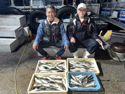 <p>磯田名人&白田名人　沖の北　オイルフェンス付近　サビキ釣り(竿下)    中アジ24cmまで大漁🎣</p>