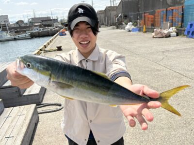 <p>東京からお越しの水島君　沖の北　6:40頃 3年ぶりの岸一でハマチ🎣</p>