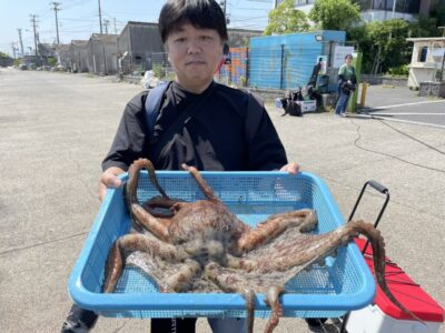<p>広石様（タモ入れ係高倉さん） 沖の北 タコエギで大ダコ🐙2.28kg！！！8時頃にヒット！</p><p>自己新記録＆認定ステッカーコンプリート（2人目）おめでとうございます！</p>