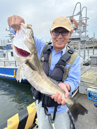<p>岩田様 中波止3番 エビ撒き釣りでハネ69cm！</p>