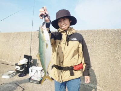 <p>宮城様 沖の北 ショアジギでハマチ！7時半頃にヒット！チェイスがけっこうあったようでジグのサイズを小さくして食わせたみたい。</p><p>追記、9時便で巡回した時も2人釣ってました。朝からポツポツ釣れ続いているようです。</p>