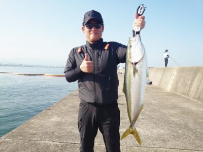 <p>インケツ連合様 沖の北 飲ませ釣りでブリ！7時すぎにヒット！</p>
