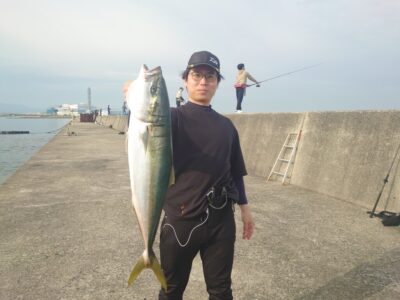 <p>森口様 沖の北 飲ませ釣りでブリ！6時40分にヒット！</p>