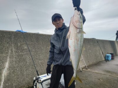 <p>森様 沖の北 ショアジギでブリ83cm！9時過ぎに底からシャクってヒット！</p>
