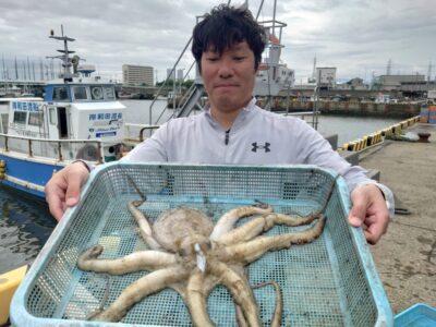 <p>堤谷様 沖の北 タコエギでタコ1.00kg🐙10時頃大雨が降り出したタイミングで釣れたそうです。</p><p>雨とか風とかで気まぐれにタコの活性が上がる時あります。</p>