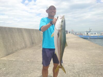 <p>牟禮様 沖の北   早朝にブリのタモ入れバラしからの…11時にブリ！！！執念の一匹♪</p><p>最近大型が上がってます。タモ入れで苦戦してる人多いですよ。ネットはアズーロのLL一択です！</p><p> </p>