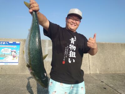 <p>チームYFM 福井君 沖の北 ジャックアイ・マキマキでメジロ74cm！6時半頃にヒット！Tシャツがいい感じです♪</p>