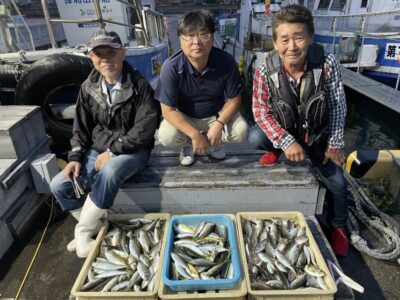 <p>白田名人&レジェンド山本&磯田名人　沖の北オイルフェンス付近　サビキ釣り　15時便〜19時まで　中アジ最大23cmまで大漁🎣雨の中お疲れ様でした！流石の釣果です♪♪</p>