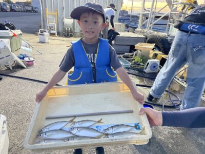 <p>たいち君　沖の北　サビキ釣り　中アジ24cmまで🎣　昨日は雨でしたが20cm前後のアジが15時から入れ食い状態でしたが本日は昼過ぎから豆アジに小鯖が多く皆様かなり苦戦されていました！1日でこれほど状況が変わるとお手上げ状態…安定して欲しいところです🙇</p>