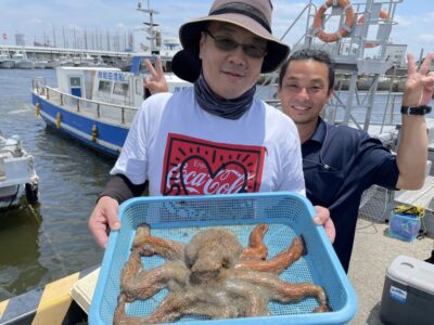 <p>前田様　旧一文字3番〜2番　タコエギでマダコ2.05キロ🐙10時頃に釣れたそうです♪♪渋い中でしたが大蛸おめでとうございます🎊</p>