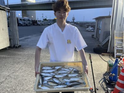 <p>北野様　沖の北　サビキ釣り　15時〜19時まで　アジ23cmまで多数🎣18時〜18時半に時合がありました♪♪</p>