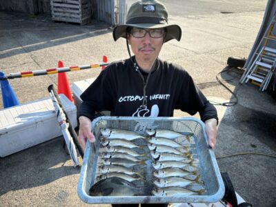 <p>高野様　沖の北　サビキ釣り竿下　良型アジ(最大24cm)&グレ🎣　13:00〜17:00の釣果</p>