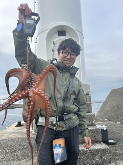 <p>骨折が完治した唐見君 旧一文字白灯 タコエギでタコ1.23kg！！！7時半にヒット！</p>