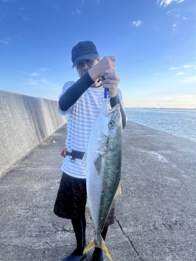 <p>青物狙いで三重からお越しの井上様　沖の北　ジグパラでブリ！！！6時すぎにヒット！</p><p>最近青物狙いの方がほとんどいないので釣果が出ていませんでしたが、回遊が完全に無くなるってことはないです。7月8月も青物は狙えますよ♪暑いですけど…。</p>