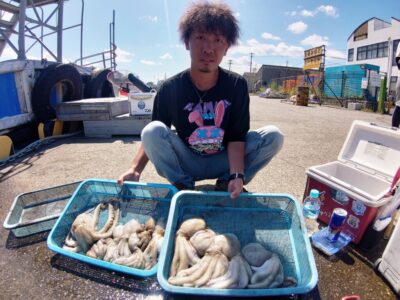 <p>マーバン藤本様　旧一文字カーブ内向き　タコエギでタコ11杯🐙</p><p>1番大きいのは970g、800g超えが5杯、新子が6杯！本日の竿頭！素晴らしい釣果です！</p>