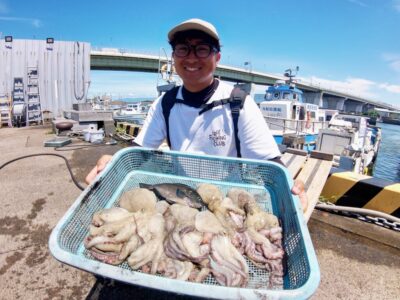 <p>夏休み最高！からみ先生！　沖の北　メジャクラ　蛸乗りジョニーで良型＆新子タコ🐙タコは7時までの釣果です…。　ウキ釣り（イソメ）でグレも♪</p>