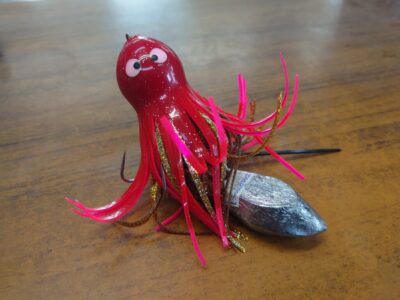 <p>沖の北で継ぎ目を狙う時はタコジグに25号か30号のオモリを足してください。タコジグ単体だと流されて継ぎ目から離れてしまうので釣れません。</p>