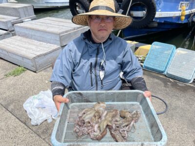 <p>顔出しなのに匿名希望様　旧一文字赤灯　タコエギ　マダコ4杯🐙良型のバラしがあったそうで悔しそうな様子😭リベンジお待ちしてます♪♪</p>