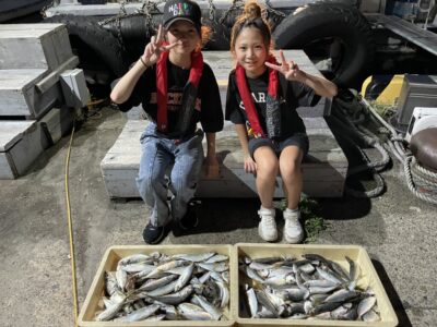 <p>のんちゃん&まなちゃん　旧一文字赤灯　サビキ釣り(竿下)  15時〜19時まで　中アジ🐟大爆釣🎊素晴らしい釣果！！おめでとうございます㊗️</p>