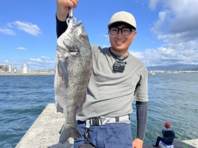 <p>3年🌻組からみ先生　旧一文字赤灯　ウキ釣り(アオイソメ)で良型のチヌGET🐟</p>