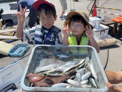 <p>たいし君&けんた君　沖の北　サビキ釣りで豆アジ〜小アジ・小サバ🎣釣れたアジを泳がせてアコウ30cmもGET✨</p>