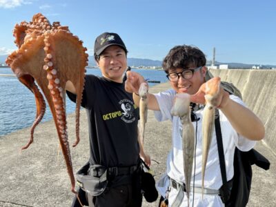 <p>3年H組カラミ先生　沖の北　タコエギでタコ5杯🐙　(お隣様2.4kgタコ)　今年のタコ水揚げ量100杯達成との事🌻</p>