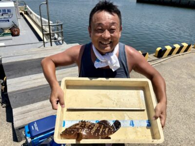 <p>善ちゃん　旧一文字赤灯　エビ撒き釣り　6時頃にアコウ36cm🎣　7時以降はエサ取り🐟に悩まされたそうです…  アコウのオクチには昨日　迷人㊥村9.5様が掛けバラシしたと思われるハリとハリスが付いておりました🐟</p>