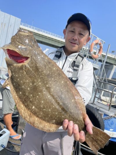 <p>福山様　沖の北先端外向き　エビ撒き釣りでヒラメ54cm！！！シラサに混ざってたテナガエビで釣れたそうです。肉厚で美味しそうなヒラメでした！</p>