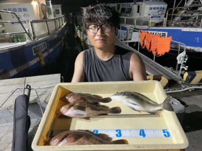 <p>唐見君　旧一文字赤灯　エビ撒き　アコウ30〜34cmまで3匹とチヌ🎣</p>