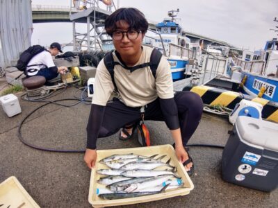 <p>牙族のストーカー様　沖の北　アクアウェーブ・メタルマジックTGでサゴシ17匹（沢山釣れたので隣の方にお裾分け♪）</p>