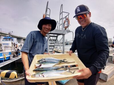 <p>NFC様　沖の北　ショアジギでサゴシ＆ツバス！</p><p>今日の1番の大物は自分！！！うっかりで自分の足がヒットしたそうです♪返しまで刺さって痛そうでした。お大事に…。</p>