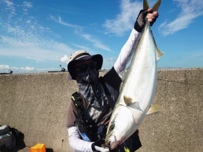 <p>塩見様　沖の北　ショアジギでブリ90cm！9時過ぎにヒット！</p>