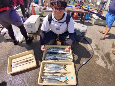 <p>牙族のストーカー様　沖の北　アクアウェーブ・メタルマジックTG40gでサゴシ大漁！ボトムからの超高速巻きでヒット！</p>