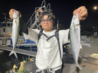 <p>まだ墨族のストーカー様　沖の北　15時便〜18時半まで　ショアジギでサゴシ2匹🎣午後も釣れました♪♪</p>