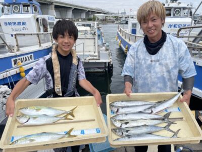 <p>あきと君&あきとパパ様　沖の北　ショアジギでサゴシ7匹とツバス3匹🎣お見事です♪♪</p>