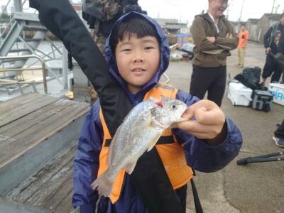 <p>こうた君　沖の北　ルアーでシログチ！秋っぽくなってきましたね。</p>