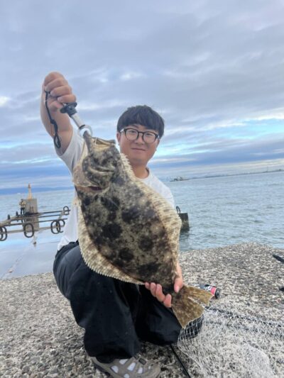 <p>唐見君　沖の北内向き　飲ませ釣りでヒラメ55cm！初ヒラメおめでとうございます♪</p>