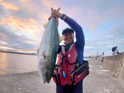 <p>KATO FISHING CLUB 様　沖の北外向き　飲ませ釣りでブリ！6時すぎに竿下でヒット！</p><p>「くらんど〜！やったぞ〜！」とコメントいただきました♪</p>