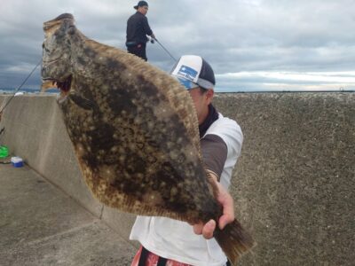 <p>立田君　沖の北外向き　胴突飲ませでヒラメ63cm！ちょい投げで6時半頃にヒット！</p><p>飲ませ用のアジは内向きどこでも釣れてました。</p>